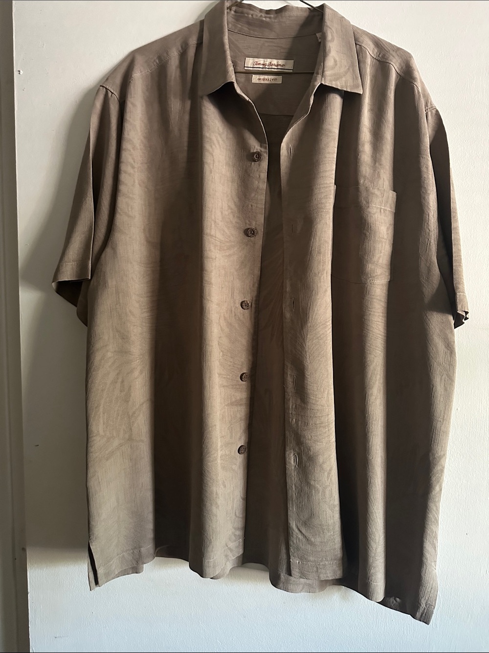 Tommy Bahama 100 % Silk Casual Short Sleeve Button-Down Shirt in Taupe Brown